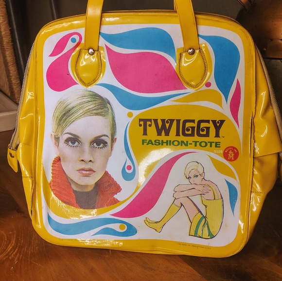 Rare 1967 Twiggy Mattel Tote Bag with Vintage Barbies & Clothes - Picture 6 of 14